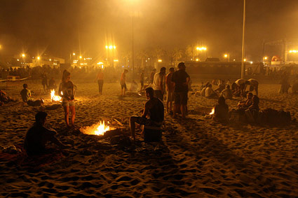I falò sulla spiaggia di Valencia in occasione della Notte di San Juan
