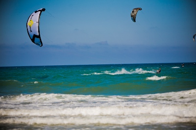 Il kitesurf, uno degli sport acquatici di Valencia