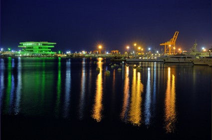 Il Vels e Vents lungo il porto di Valencia