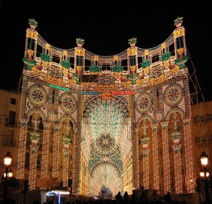 Luminaria nel quartiere Ruzafa di Valencia